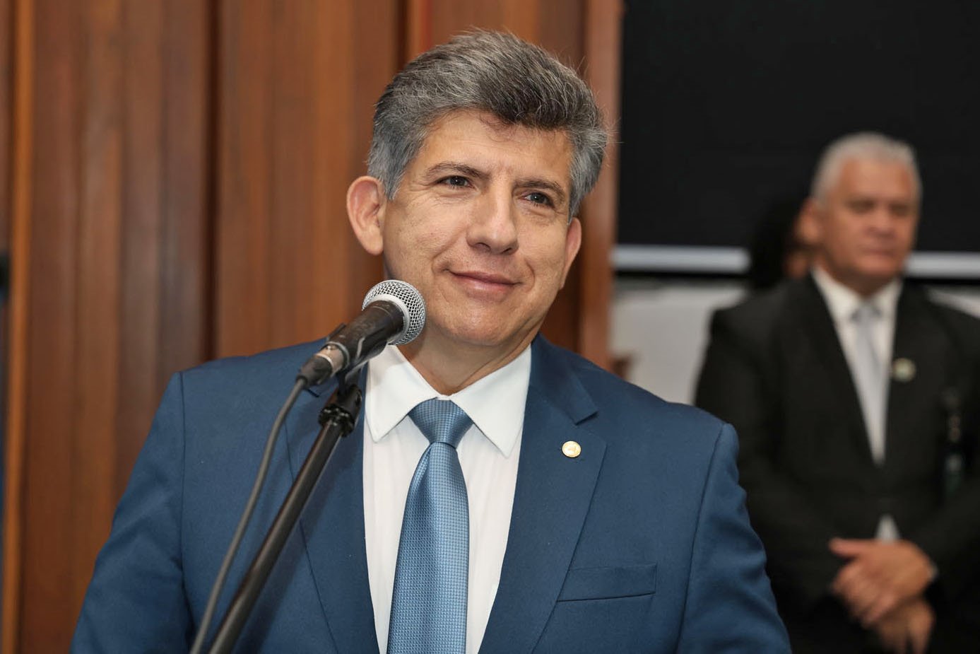 Dois deputados em discussão acalorada no plenário da Assembleia Legislativa, com um deles gesticulando de forma ríspida.