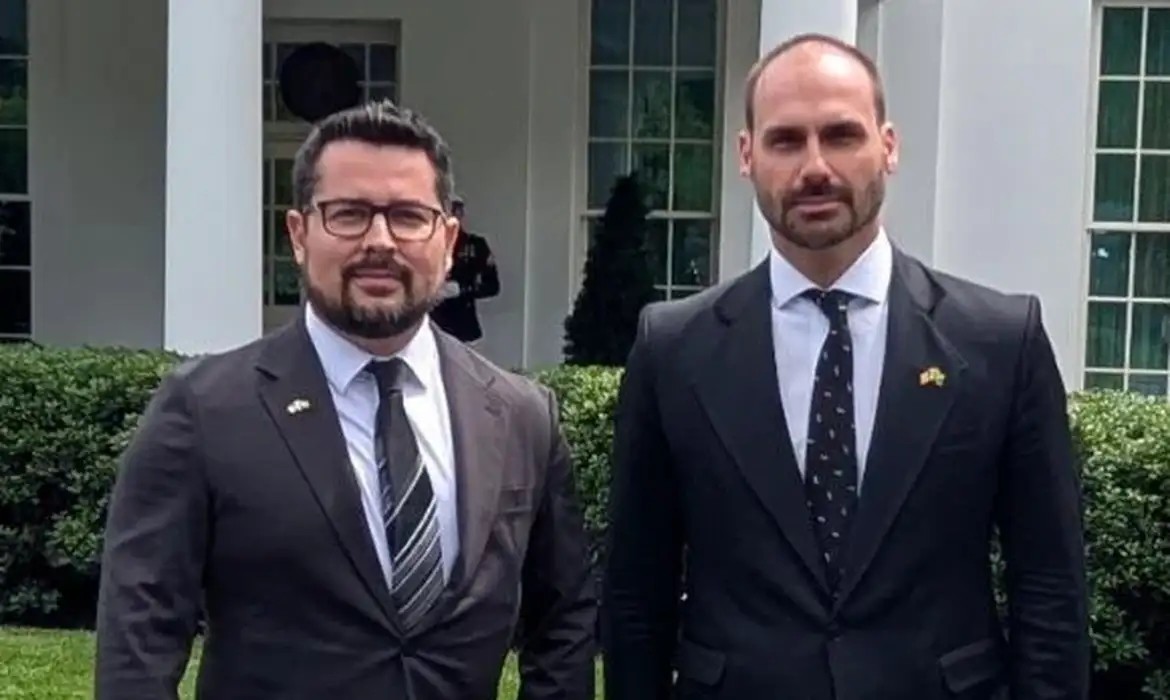 Representação da balança da justiça com o Supremo Tribunal Federal ao fundo, simbolizando a atuação do poder judiciário.