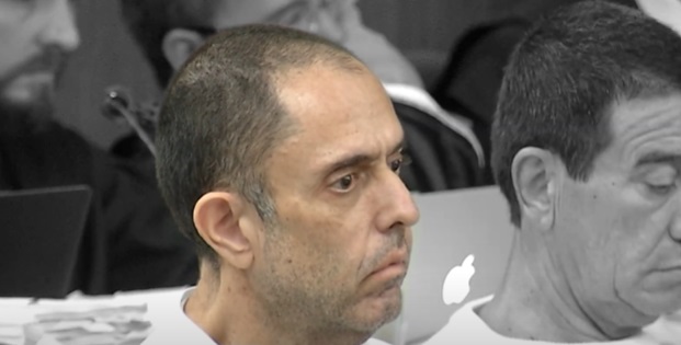 Símbolo da justiça com balança e martelo em um tribunal, representando o sistema judiciário e a busca por decisões legais.