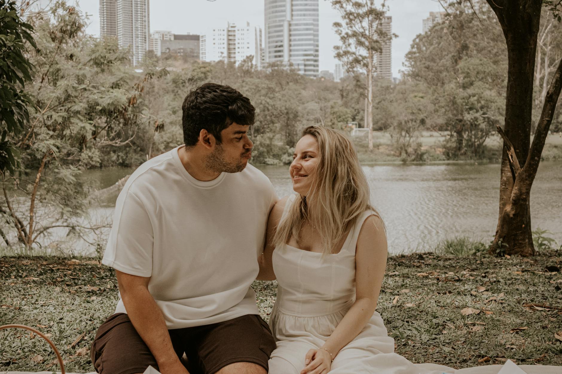 A happy couple enjoying a day at Ibirapuera Park in São Paulo with an urban backdrop.